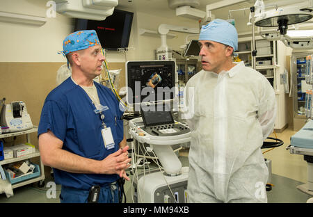 Stati Uniti Air Force Brig. Gen. Robert Miller (a destra), Air Force operazioni mediche Agenzia commander, Base comune San Antonio-Lackland, Texas parla con Lt. Col. Cameron Swift (sinistra), sessantesimo operazioni chirurgiche Squadron, durante una recente visita a una delle operazione cardio camere David Grant U.S. Air Force Medical Center, Sett. 12, 2017, Travis Air Force Base in California Miller è stato fornito uno sguardo in profondità in DGMC la missione e la possibilità di interagire con gli avieri da diverse cliniche durante la sua visita. (Porzioni di immagine sono state oscurate per motivi di sicurezza.) (U.S. Air Force photo/ egli Foto Stock