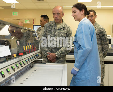 Stati Uniti Air Force Brig. Gen. Robert Miller (sinistra), Air Force operazioni mediche Agenzia commander, Base comune San Antonio-Lackland, Texas, ascolta la seconda Lt. Lindsay Tate, sessantesimo diagnostici e terapeutici Squadron, come lei dimostra il nuovo laboratorio automatizzato sistema, durante un tour di David Grant U.S. Air Force Medical Center, Sett. 13, 2017, Travis Air Force Base in California Miller è stato fornito uno sguardo in profondità in DGMC la missione e la possibilità di interagire con gli avieri da diverse cliniche durante la sua visita. (U.S. Air Force photo/ Heide lettino) Foto Stock