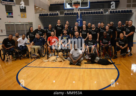 Gli atleti posano per una foto di gruppo con il cap. Marlon Townsend, centro Hempstead Fire al dipartimento di soccorso, alla Hofstra University di Hempstead, N.Y., Sett. 18, 2017 prima di Invictus Games Toronto 2017. I giochi permettono feriti atleti, compresi i veterani militari e che serve i membri, per contribuire a superare il loro stato fisico o mentale attraverso lesioni adaptive sport. (Foto di U.S. Navy Lt. Phillip Chitty) Foto Stock