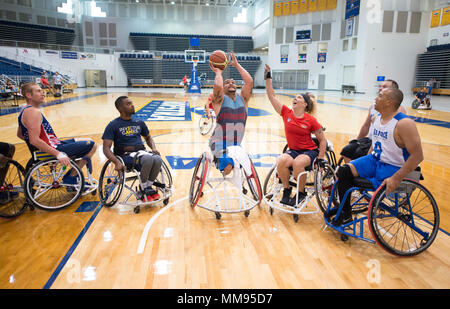 La sedia a rotelle di noi della squadra di basket di treni per il Invictus giochi a Hofstra University di New York il 19 settembre 2017. Da sinistra sono Cal Gentry, Air Force; RJ Anderson, SOCOM; Matteo Grashen, Marine Corps; Brandi Evan, Esercito; Hector Varela, Navy; e Brian Williams, Air Force. La Invictus Giochi, istituito dal principe Harry nel 2014, riunisce i feriti e i veterani feriti da 17 nazioni per 12 adaptive eventi sportivi, tra cui via e un campo basket in carrozzella, Rugby in carrozzina, nuoto, seduta a pallavolo e nuovo per il 2017 giochi, golf. (DoD foto di Roger L. Wollenberg) Foto Stock