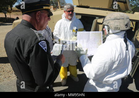 Stati Uniti I soldati assegnati al ventesimo chimiche, biologiche, nucleari, esplosivi (CBRNE) Comando, breve loro convoglio breve al nuovo Messico membro del dipartimento di polizia a Santa Fe, New Mexico, Sett. 19, 2017. La prominente esercizio di suoneria porta federali, statali e degli enti locali per convalidare xx CBRNE comando come parte del tecnico nazionale forense nucleare (NTNF) Raccolta di massa Task Force (GCTF). (U.S. Esercito foto di Sgt. Nelson Rodriguez) Foto Stock