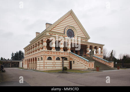 Crematorio progettato da Czech architetto modernista Pavel Janák e costruito nel 1921-1923 in Pardubice, Repubblica Ceca. Foto Stock