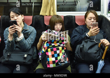 Pendolari, alla metropolitana, Kyoto in Giappone Foto Stock