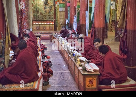 Monaci Tibetani all'interno del Monastero Gonchen in Dege, Sichuan, in Cina Foto Stock
