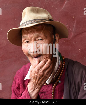 Pellegrino tibetana al di fuori della sacra Scrittura Bakong Stampa Monastero a Dege, Sichuan, in Cina Foto Stock