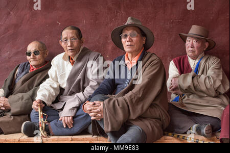 Pellegrini tibetana al di fuori della sacra Scrittura Bakong Stampa Monastero a Dege, Sichuan, in Cina Foto Stock