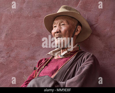 Pellegrino tibetana al di fuori della sacra Scrittura Bakong Stampa Monastero a Dege, Sichuan, in Cina Foto Stock