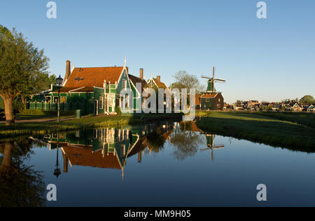 Riflessi di acqua in uno stagno a Zaanse Schans presso sunrise, Paesi Bassi Foto Stock