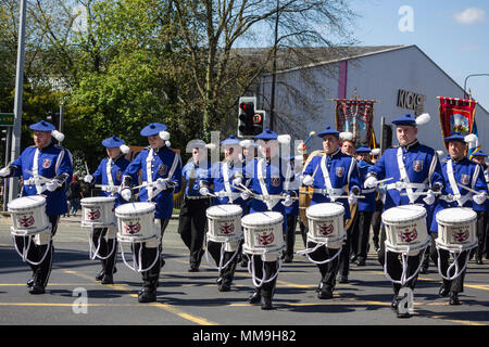 Il 6 maggio 2018, Manchester REGNO UNITO. I percussionisti della contea di banda di flauto di Motherwell davanti i musicisti che prendono parte alla Apprentice Boys di Derry parade. Foto Stock