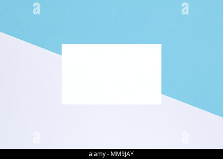Vuoto bianco su carta blu bianco color pastello Carta di minima sfondo rétro Foto Stock