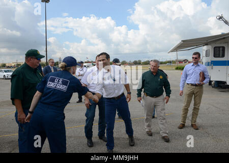 Texas Generale Ufficio terra Commissario George P. Bush scuote le mani con Coast Guard Lt. JoEllen Arons dell'Atlantico Strike Team al mobile Incident Command Post, Port Arthur, Texas, Sett. 18, 2017. Bush, U.S. Membro del Congresso, Texas' XIV distretto, Randy Weber, Texas State Senator Brandon Creighton e Texas Casa Stati Dade Phelan fatto la visita per ringraziare i colleghi di TGLO, Guardia costiera, l'Agenzia per la protezione ambientale e la Texas Commissione sulla qualità ambientale per i loro sforzi per recuperare olio e materiali pericolosi che sono stati rilasciati dopo l uragano Harvey. Stati Uniti Coast Guard p Foto Stock