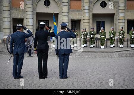 170917-N-UY653-020 Stoccolma, Svezia (sett. 17, 2017) della Cmdr. Janice Smith, centro, comandante della Arleigh Burke-class guidato-missile destroyer USS Oscar Austin (DDG 79), saluta la svedese guardia cerimoniale presso il Palazzo Reale di Stoccolma durante una visita porta a Stoccolma, Svezia. Oscar Austin è su un supporto di implementazione U.S. interessi di sicurezza nazionali in Europa e teatro aumentando la cooperazione in materia di sicurezza e di avanzamento presenza navale negli Stati Uniti Sesta flotta area di operazioni. (U.S. Foto di Marina di Massa lo specialista di comunicazione 2a classe Ryan Utah Kledzik/rilasciato) Foto Stock