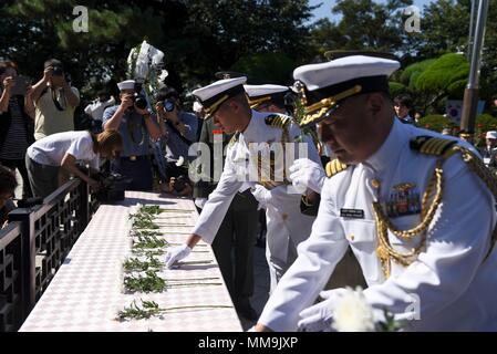 Incheon Landing Operations Commemoration Ceremony segna l'assalto anfibio del 1950 guidato dal generale Douglas MacArthur durante la guerra di Corea. L'immagine d'archivio registra un evento di posa di ghirlande alla statua di MacArthur a Incheon, Repubblica di Corea, il 15 settembre 2017, che documenta le attività di commemorazione dell'alleanza. Foto Stock