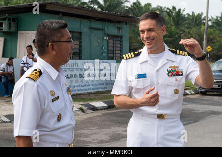 170919-N-OU129-157 LUMUT, Malaysia (19 settembre 2017) Capt. Matteo Jerbi, vice commodoro del destroyer Squadron (DESRON) 7, e Capt. Fazli Kamal bin Mohaldin della Royal Navy malese per discutere di esercitare attività durante un impegno nella comunità evento presso il Rumah Wawasan Manjung Raya orfanotrofio e casa di riposo di Lumut, Malaysia come parte della formazione marittima attività (MTA) Malaysia sett. 19, 2017. MTA Malaysia 2017 è una continuazione di 23 anni di impegni marittimi tra Stati Uniti La marina e la Royal Navy malese che serve a migliorare la capacità di reciproca nel garantire la sicurezza marittima e st Foto Stock