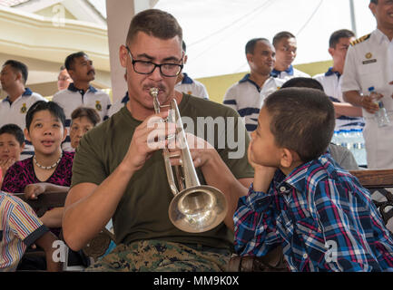 170919-N-OU129-386 LUMUT, Malaysia (19 settembre 2017) lancia Cpl. Victor Boyda della III Marine Expeditionary Force (III) MEF brass band mostra un residente di Rumah Wawasan Manjung Raya orfanotrofio e casa di riposo di Lumut, Malaysia come suonare la tromba durante una performance in un impegno nella comunità evento come una parte della formazione marittima attività (MTA) Malaysia sett. 19, 2017. MTA Malaysia 2017 è una continuazione di 23 anni di impegni marittimi tra Stati Uniti La marina e la Royal Navy malese che serve a migliorare la capacità di reciproca nel garantire la sicurezza marittima e la stabilità. (U.S. Nav Foto Stock