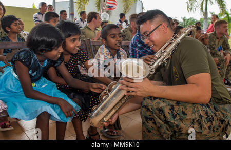 170919-N-OU129-470 LUMUT, Malaysia (19 settembre 2017) lancia Cpl. Danny Talob III Marine Expeditionary Force (III) MEF brass band mostra i residenti di Rumah Wawasan Manjung Raya orfanotrofio e casa di riposo di Lumut, Malaysia come suonare il sassofono alto durante una performance in un impegno nella comunità evento come una parte della formazione marittima attività (MTA) Malaysia sett. 19, 2017. MTA Malaysia 2017 è una continuazione di 23 anni di impegni marittimi tra Stati Uniti La marina e la Royal Navy malese che serve a migliorare la capacità di reciproca nel garantire la sicurezza marittima e la stabilità. (U.S. Na Foto Stock