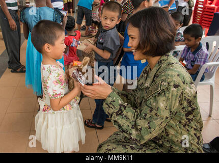 170919-N-OU129-494 LUMUT, Malaysia (19 settembre 2017) Lt. La Cmdr. Emilie Krajan interagisce con un residente di Rumah Wawasan Manjung Raya orfanotrofio e casa di riposo di Lumut, Malesia durante un impegno nella comunità evento come una parte della formazione marittima attività (MTA) Malaysia sett. 19, 2017. MTA Malaysia 2017 è una continuazione di 23 anni di impegni marittimi tra Stati Uniti La marina e la Royal Navy malese che serve a migliorare la capacità di reciproca nel garantire la sicurezza marittima e la stabilità. (U.S. Foto di Marina di Massa lo specialista di comunicazione 2a classe Joshua Fulton/rilasciato) Foto Stock