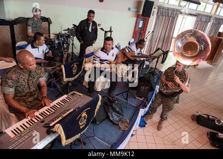 170919-N-OU129-611 LUMUT, Malaysia (19 settembre 2017) Il III Marine Expeditionary Force (III) MEF brass band e la Royal Navy malese marinai di condividere il palco durante una comune pratica di banda a Lumut Base Navale come parte della formazione marittima attività (MTA) Malaysia sett. 19, 2017. MTA Malaysia 2017 è una continuazione di 23 anni di impegni marittimi tra Stati Uniti La marina e la Royal Navy malese che serve a migliorare la capacità di reciproca nel garantire la sicurezza marittima e la stabilità. (U.S. Foto di Marina di Massa lo specialista di comunicazione 2a classe Joshua Fulton/rilasciato) Foto Stock