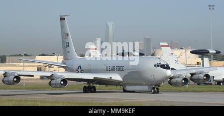 Una E-8C sorveglianza congiunta bersaglio radar di attacco aereo di Sistema dal 116aria ala di controllo, Robins Air Force Base in Georgia, taxi verso la pista con l'iconico Oklahoma City skyline in background sul Sett. 13, 2017, Tinker Air Force Base in Oklahoma. Cinque E-8Cs Joint-stelle della Georgia Air National Guard si è trasferita a Tinker AFB per sfuggire il percorso di uragano Irma. (U.S. Air Force foto/Greg L. Davis) Foto Stock