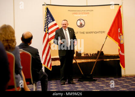 John Garner dà commento durante il suo Senior Executive appuntamento Servizio cerimonia sett. 14, a bordo Marine Corps base Quantico. Garner, un pensionato colonnello marino e a dodici anni servo civile, serve come programma Delegato sistemi terrestri, portando la gestione di più di 7 miliardi di dollari e 20 programmi di acquisizione per il corpo. (U.S. Marine Corps foto di Ashley Calingo) Foto Stock