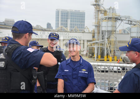 Adm. Paolo Zukunft incontra con i membri dell'equipaggio a bordo del guardacoste Stratton durante l'offload di 50, 550 libbre di cocaina ed eroina vale più di $679 mio dal Stratton a San Diego, Sett. 20, 2017. Adm. Zukunft ha espresso la sua gratitudine personale per l'equipaggio del successo il sequestro della merce di contrabbando illegale. (U.S. Coast Guard foto da pompiere Taylor bacon). Foto Stock