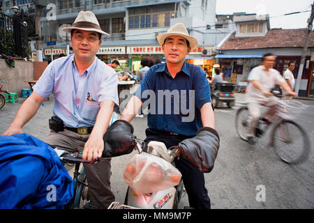 Cina.Shanghai: hutong, scene di strada, lifestyle, Amici in Nancang Jie street. Foto Stock