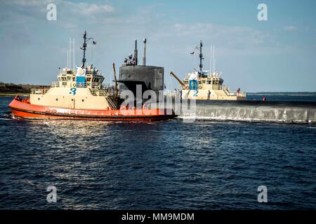 170919-N-IC565-010 Kings Bay, Ga. (Settembre 19, 2017) La Ohio-classe-balistico missile submarine USS Wyoming SSBN (742) ritorna alla Naval base sottomarina Kings Bay. Il Wyoming è stato commissionato in1996 ed è il terzo U.S. Nave della marina americana ad essere chiamato in onore del membro. (U.S. Foto di Marina di Massa lo specialista di comunicazione 2a classe Bradley J. Gee/rilasciato) Foto Stock