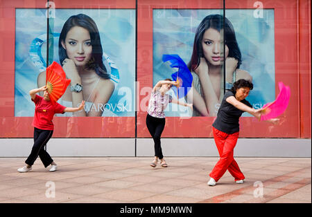 Cina.Shanghai: Early Morning tai chi esercita sulla Nanging Road East. il principale shoping street Foto Stock