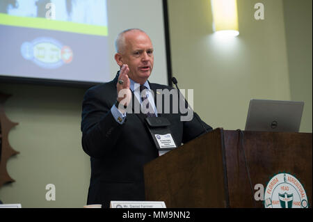 170921-N-PO203-040 Tallahassee, Florida (sett. 21, 2017) Craig Hughes, vice direttore della ricerca presso l'Ufficio del Naval Research (ONR) accoglie i partecipanti al Dipartimento della Marina (DON) Storicamente Black colleges e università/istituti di minoranza (HBCU/mi) Naval opportunità consapevolezza Workshop in Florida A & M University. Il DoN HBCU/MI programma è progettato per aumentare la partecipazione di HBCU/MIs in marina per la ricerca, lo sviluppo, la prova e la valutazione (RDT&E) programmi e attività. (U.S. Navy foto da John F. Williams/rilasciato) Foto Stock