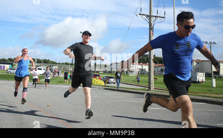 Guide di scorrimento in prossimità della fine della POW/MIA 5k eseguire presso il Camp Hansen, Okinawa, in Giappone, Sett. 22, 2017. La corsa si è svolta in ricordo di elementi di servizio che sono stati o sono tuttora prigionieri di guerra o mancante in azione. (U.S. Marine Corps photo by Lance Cpl. Christian J. Lopez) Foto Stock