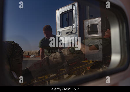 Hospital Corpsman Corey Lyons, un ruolo-player, viene caricato su un'ambulanza da Petty Officer di terza classe Jernigan Corey, un ospedale corpsman con scopi speciali Air-Ground Marine Task Force - Risposta in caso di crisi - centrale di comando, durante il corso di formazione in Medio Oriente, Settembre 14, 2017. I membri del servizio hanno partecipato ad una messa in esercizio di incidenti per aumentare la professionalità e la preparazione in una situazione di emergenza. Foto Stock