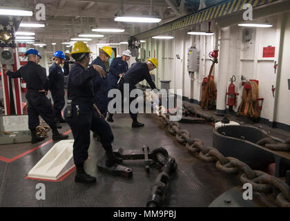 170921-N-OE873-1077 SAN DIEGO (sett. 21, 2017) velisti assegnati all'assalto anfibio nave USS Makin Island (LHD 8) abbassare la dritta catena di ancoraggio durante una catena off-load nel castello di prua. Makin Island è attualmente in bacino di carenaggio di General Dynamics National la siderurgia e la costruzione navale Company (NASSCO) per un deposito di manutenzione di livello di disponibilità. (U.S. Foto di Marina di Massa lo specialista di comunicazione di terza classe Aser Allen) Foto Stock