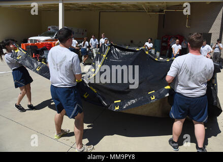 Membri della 81st Medical Group montare una tenda di decontaminazione durante la 81st MDG integrato in-place di decontaminazione del paziente corso di formazione dietro il Keesler Medical Center sett. 14, 2017, su Keesler Air Force Base, Mississiippi. I due giorni del corso addestrato 21 personale, che provenivano da quattro diversi disaster squadre mediche: IPPD , di classificazione, manodopera e sicurezza. Durante il corso di formazione, hanno imparato a utilizzare Keesler fissi della stazione di decontaminazione e come impostare e abbattere la tenda di decontaminazione. (U.S. Air Force foto di Kemberly Groue) Foto Stock