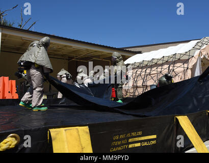 Membri della 81st Medical Group montare una tenda di decontaminazione durante la 81st MDG integrato in-place di decontaminazione del paziente corso di formazione dietro il Keesler Medical Center sett. 14, 2017, su Keesler Air Force Base, Mississippi. I due giorni del corso addestrato 21 personale, che provenivano da quattro diversi disaster squadre mediche: IPPD, di classificazione, di manodopera e di sicurezza. Durante il corso di formazione, hanno imparato a utilizzare Keesler fissi della stazione di decontaminazione e come impostare e abbattere la tenda di decontaminazione. (U.S. Air Force foto di Kemberly Groue) Foto Stock