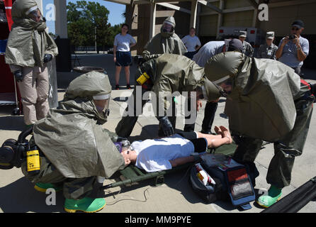 Membri della 81st Medical Group amministrare la classificazione di un "paziente" durante la 81st MDG integrato in-place di decontaminazione del paziente corso di formazione dietro il Keesler Medical Center sett. 14, 2017, su Keesler Air Force Base, Mississippi. I due giorni del corso addestrato 21 personale, che provenivano da quattro diversi disaster squadre mediche: IPPD, di classificazione, di manodopera e di sicurezza. Durante il corso di formazione, hanno imparato a utilizzare Keesler fissi della stazione di decontaminazione e come impostare e abbattere la tenda di decontaminazione. (U.S. Air Force foto di Kemberly Groue) Foto Stock