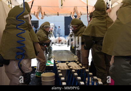 Membri della 81st Medical Group spostare un "paziente" attraverso una tenda di decontaminazione durante la 81st MDG integrato in-place di decontaminazione del paziente corso di formazione dietro il Keesler Medical Center sett. 14, 2017, su Keesler Air Force Base, Mississippi. I due giorni del corso addestrato 21 personale, che provenivano da quattro diversi disaster squadre mediche: IPPD, di classificazione, di manodopera e di sicurezza. Durante il corso di formazione, hanno imparato a utilizzare Keesler fissi della stazione di decontaminazione e come impostare e abbattere la tenda di decontaminazione. (U.S. Air Force foto di Kemberly Groue) Foto Stock