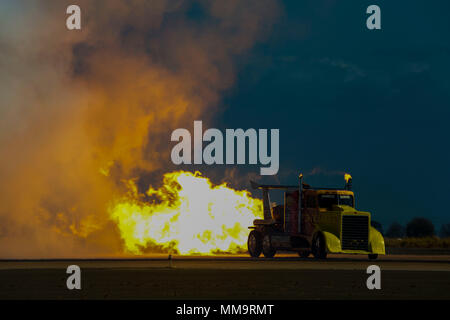 Il Shockwave Jet Truck attraversa la linea di volo durante il 2017 Marine Corps Air Station Miramar Air Show a MCAS Miramar, California, Sett. 22. Il tema per air show è "un omaggio ai veterani del Vietnam" e dispone di numerosi spettacoli e visualizza riconoscendo i sacrifici dei veterani del Vietnam. "Il 2017 MCAS Miramar Air Show dà al pubblico e di servizio attuali membri l'opportunità di ringraziarvi per i veterani della guerra del Vietnam," ha detto Col. Jason Woodworth, comandante della MCAS Miramar. "Il nostro obiettivo è quello di ricordare ai veterani che il paese si preoccupa per loro e valori veramente il sacrifi Foto Stock