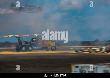 Il Shockwave Jet Truck attraversa la linea di volo durante il 2017 Marine Corps Air Station Miramar Air Show a MCAS Miramar, California, Sett. 23 . Il tema scelto per la air show è "un omaggio ai veterani del Vietnam" e dispone di numerosi spettacoli e visualizza riconoscendo i sacrifici dei veterani del Vietnam. Esso fornisce inoltre ai visitatori la possibilità di vedere il Marine Corps, Marina, Air Force, Esercito e gli aerei civili spanning 70 anni nonché consente agli ospiti di prendere un aspetto di prima mano al Marine Corps equipaggiamento tattico. (U.S. Marine Corps foto di Cpl. Jake M.T. McClung/rilasciato) Foto Stock