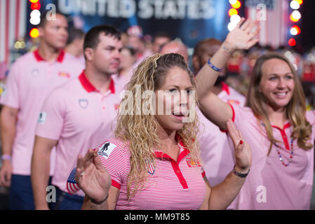 Invictus Games è un evento multisportivo adattivo internazionale fondato nel 2014 dal principe Harry per i membri del servizio e i veterani feriti, feriti e malati. Il 23 settembre 2017, un veterano dell'esercito degli Stati Uniti è arrivato per la cerimonia di apertura presso l'Air Canada Centre di Toronto, Ontario, Canada. L'immagine d'archivio documenta il partecipante della squadra statunitense durante i Giochi del 2017 organizzati a sostegno della riabilitazione attraverso lo sport. Foto Stock