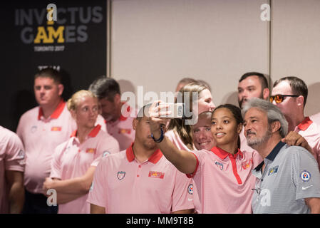 Invictus Games è un evento multisportivo adattivo internazionale fondato nel 2014 dal principe Harry per sostenere il recupero e la riabilitazione di membri del servizio e veterani feriti, feriti e malati. Il 23 settembre 2017, i membri del Team U.S. si sono riuniti per un ricevimento prima della cerimonia di apertura presso l'Air Canada Centre di Toronto, Canada. L'immagine d'archivio documenta il gruppo durante l'evento pre-cerimonia ai Giochi del 2017. Foto Stock
