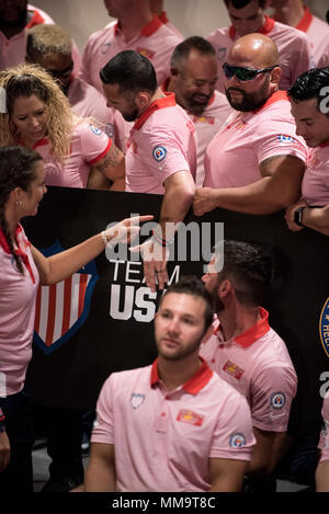 Invictus Games è un evento multisportivo adattivo internazionale fondato nel 2014 dal principe Harry per promuovere la riabilitazione per i membri del servizio e i veterani feriti e feriti. Il 23 settembre 2017, i partecipanti del Team U.S. si sono riuniti ad un ricevimento prima della cerimonia di apertura presso l'Air Canada Centre di Toronto, Canada. L'immagine d'archivio documenta i membri del team durante la riunione pre-cerimonia dei Giochi del 2017. Foto Stock