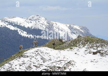 Un Co. 1-157th Fanteria - Mountain, Colorado Esercito Nazionale soldati di guardia overwatch attesa durante la giornata finale del Triglav Star III la formazione sul campo di esercizio. La multinazionale evento di formazione continua a sett. 23rd. (U.S. Esercito nazionale Guard Foto di Spc. Ashley bassa) Foto Stock