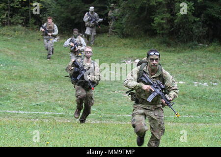 L'1-157th Fanteria - Mountain, Colorado Esercito Nazionale soldati di guardia il treno lungo il lato di Slovenska vojska/Sloveno di Forze Armate e Forze Armate britanniche in una tre giorni di formazione sul campo esercizio durante il Triglav Star III. (U.S. Esercito nazionale Guard Foto di Spc. Ashley bassa) Foto Stock