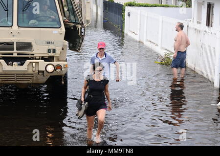 Puerto Ricans tentare di raggiungere le loro case nella zona allagata dopo il percorso di uragano Maria. (Foto di Sgt. Jose Ahiram Diaz-Ramos/PRNG-PAO) Foto Stock