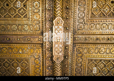 Vista ravvicinata di un bellissimo e colorato e decorato porta a Jaipur, Rajasthan, India. Foto Stock