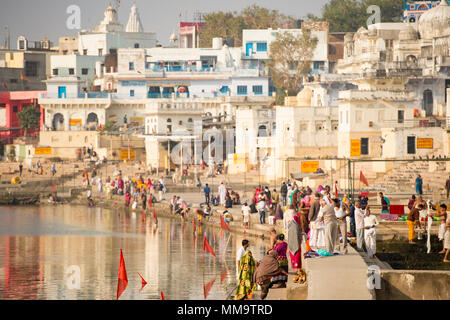 PUSHKAR, India - 07 dicembre 2017. Hindu devoti pellegrini la balneazione nel sacro lago Pushkar (Sagar) sul ghats di Pushkar, Rajasthan. Pushkar è città santa Foto Stock