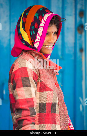 JODHPUR - RAJASTHAN - India - 12 dicembre 2017. Una bella e sorridente donna indiana vestito nel tradizionale sari è in posa per una foto di fronte a Foto Stock