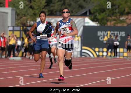 Invictus Games è un evento internazionale multisportivo adattivo fondato dal principe Harry, duca del Sussex, nel 2014 per il personale di servizio e i veterani feriti, feriti e malati. L'evento dei 100 metri DASH si è tenuto allo York Lions Stadium di Toronto, Canada, il 24 settembre 2017, durante la competizione del 2017. L'immagine d'archivio registra un Marine degli Stati Uniti in pensione che gareggia nello sprint. Foto Stock