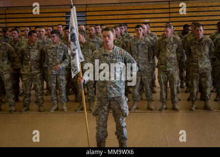 In un cermony tenutasi il 22 settembre 2017, gli studenti di Air Assault 307-17 classe sono presentate le loro ali e graduazione certificati. Più della metà della classe sono West Virginia guardie nazionali. Il discorso di apertura per la laurea era Brigadiere Generale Russell gru, Vice aiutante generale West Virginia Guardia Nazionale. La cerimonia si è svolta su Camp Dawson Kingwood, West Virginia. Foto Stock