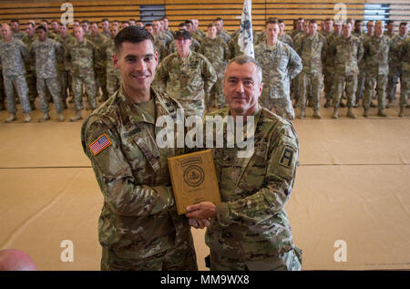 In un cermony tenutasi il 22 settembre 2017, gli studenti di Air Assault 307-17 classe sono presentate le loro ali e graduazione certificati. Più della metà della classe sono West Virginia guardie nazionali. Il discorso di apertura per la laurea era Brigadiere Generale Russell gru, Vice aiutante generale West Virginia Guardia Nazionale. La cerimonia si è svolta su Camp Dawson Kingwood, West Virginia. Foto Stock